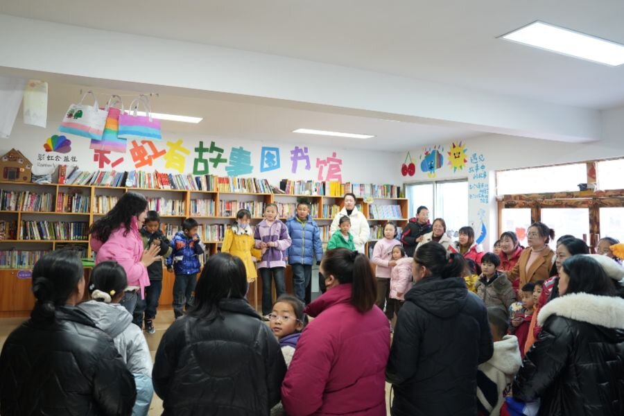 The Rainbow Library has become a shared space in Huining County’s migrant community, where children, adults, teachers, and other stakeholders gather to relax or join in activities.